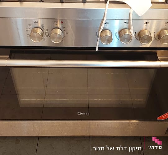 תנור גז עם כפתורים ותצוגת זמן דיגיטלית